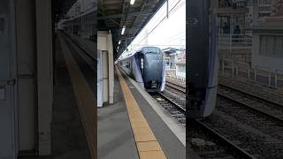 JR東日本長野支社の篠ノ井線の松本駅から特急あずさ30号新宿行きが発車する。