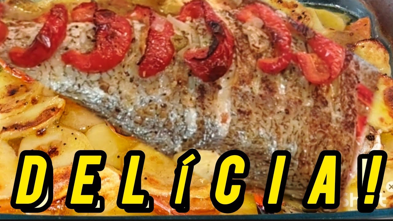 GAROUPA ASSADA NO FORNO COM BATATAS E PIRÃO FEITO COM A  DA CABEÇA DA GAROUPA. 