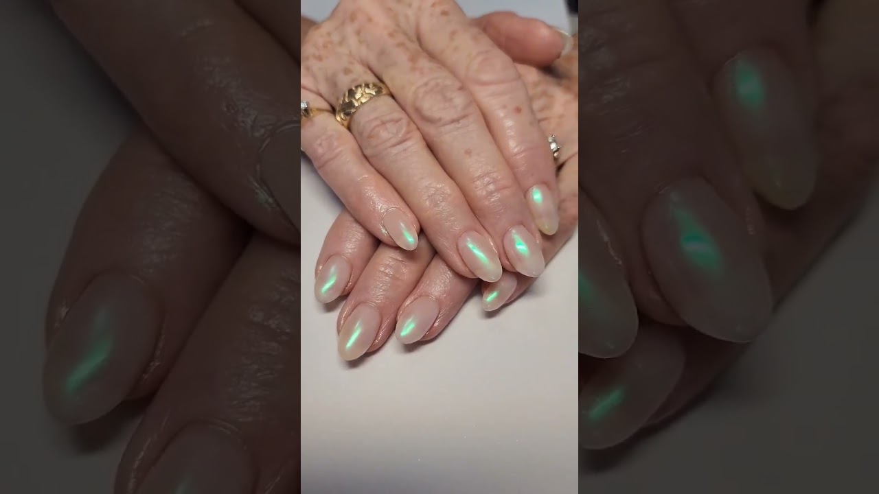 Green Aurora Chrome. gel Nails 