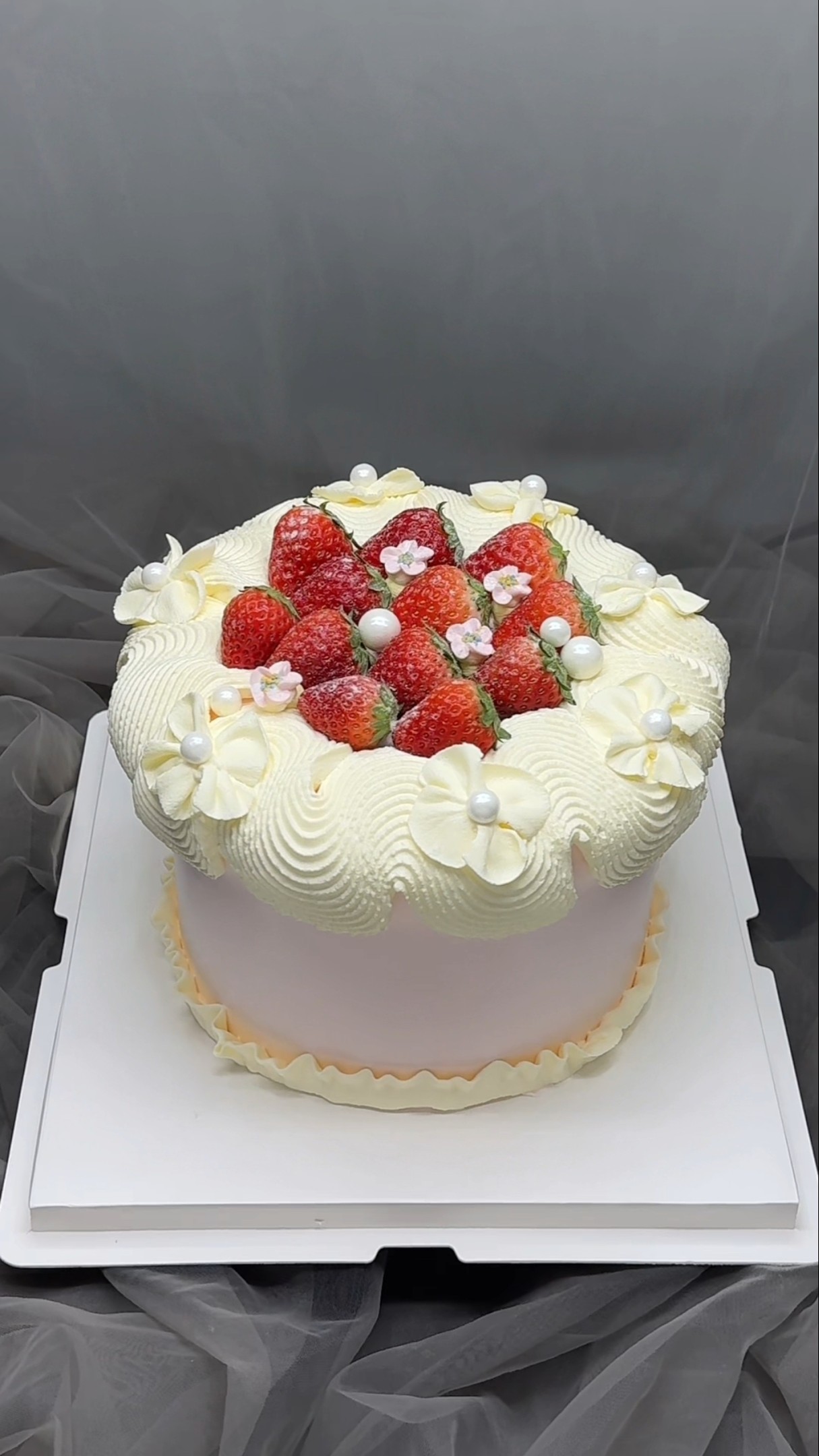 Time is lonely and it’s winter again! Strawberry Cake  #shorts