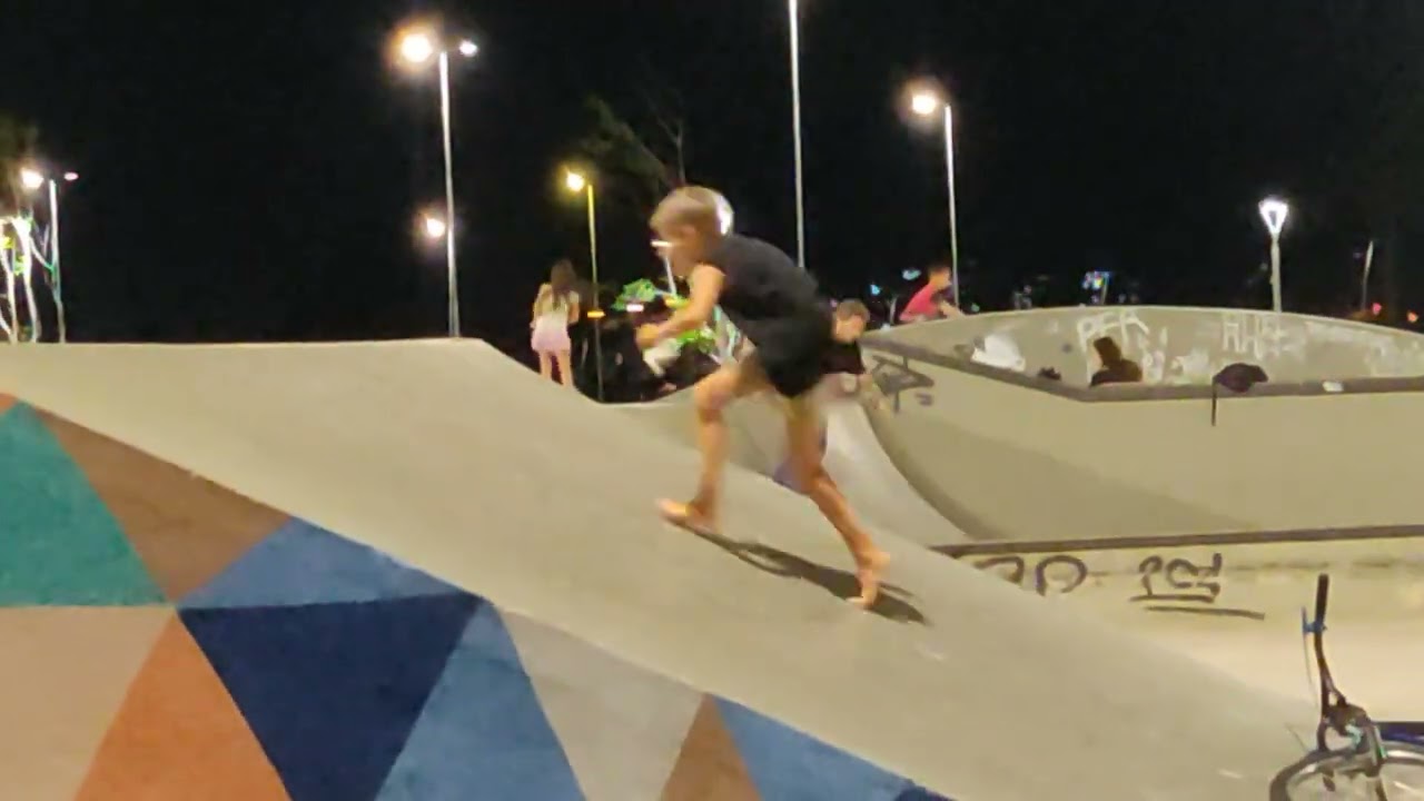 Os meus bisnetos ficaram apaixonados por esse rapaz q tá aí fazendo essas manobras 