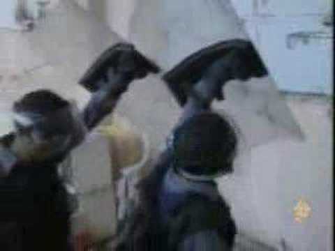 الاحتلال يجلي عشرات المستوطنين عن منزلين فلسطينين بالخليل