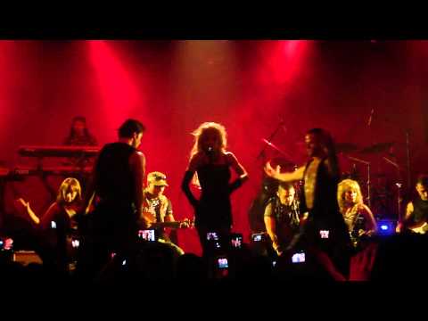 Gloria Trevi - Esa Hembra es Mala (KLove Concierto...