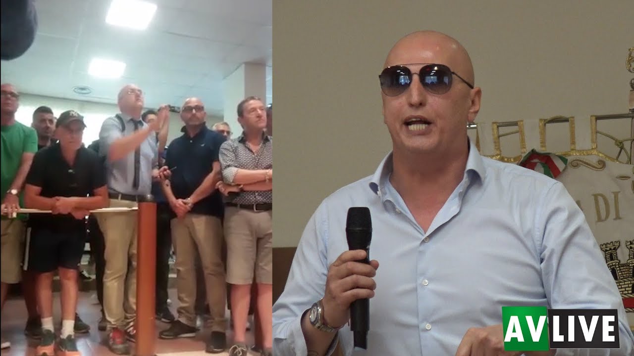 Summit in Comune, i tifosi a Mauriello: 