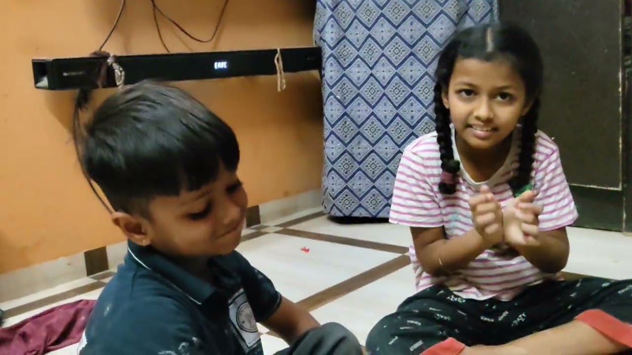 आलोकला गोड बोलून जेवण खाऊ घालते आई