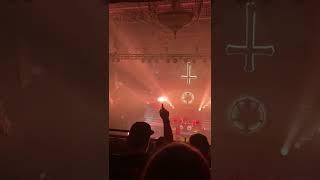 Mercyful Fate Live - Fingers to the sky for all the high notes. These fans rule🤘