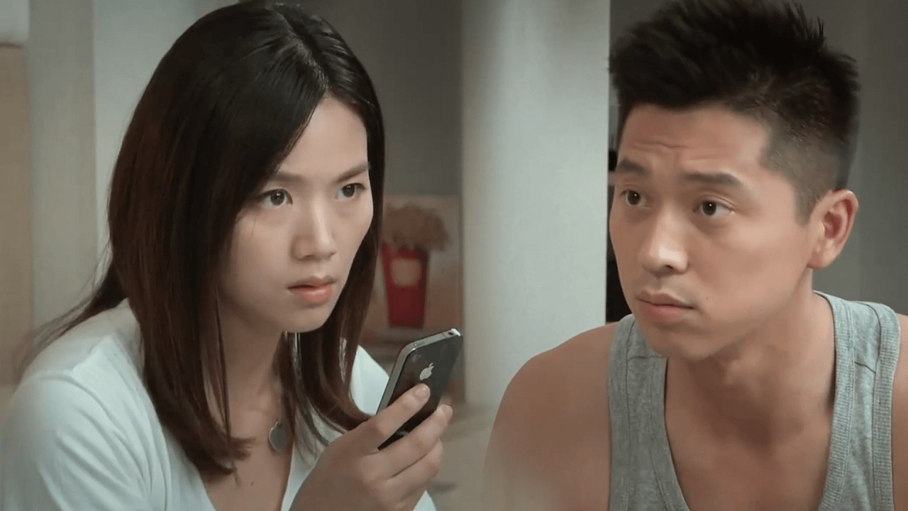 Любовница пишет мужу ночью, жена всё видит, и он в панике!