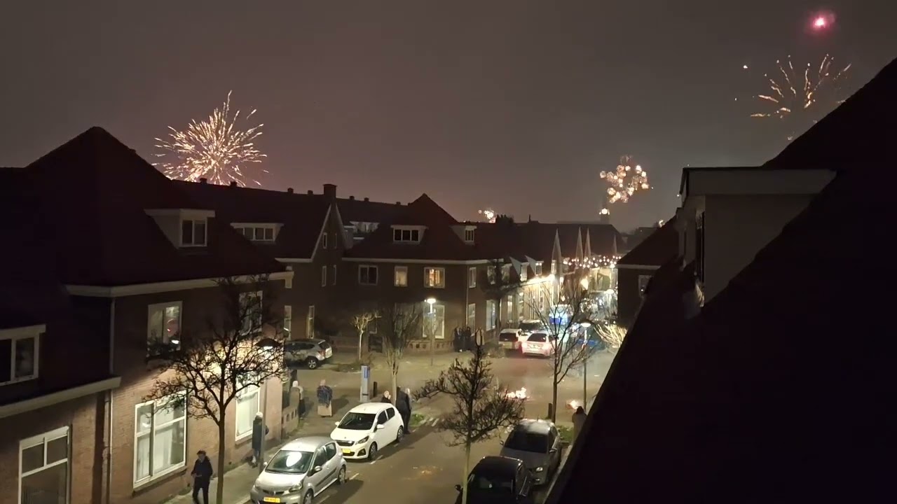 ⴰⵥⴸⵓⵇⵇⴻⵥ ⴰⵏⴻⴳⴳⴰⵔⵓ ⵏ ⵔⵎⵉⵛ ⴸⵉ ⵀⵓⵍⴰⵏⴷⴰ.Azduqqez aneggaru n rmic di Hulanda.