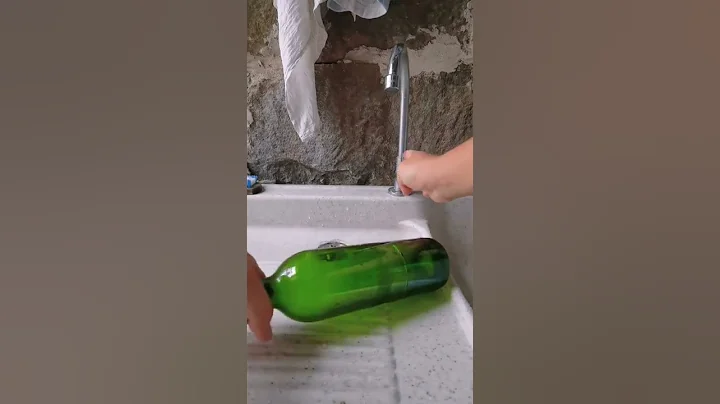 Life tips, using the principle of thermal expansion and cold contraction to cut glass bottles