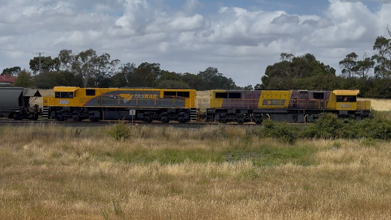 TasRail 2054 2052 #46 Coal train rounding Western Junction