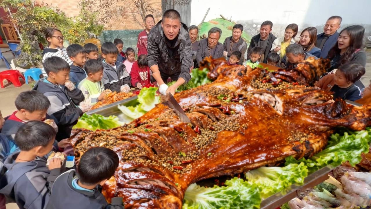 徐州沛县爆火烤全羊，当年的一家三口再赴约，兄妹已长大仍惦记这口鲜香#麦总去哪吃