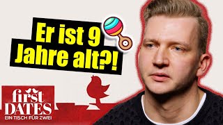 ER BENIMMT SICH WIE EIN KLEINKIND! | First Dates
First Dates: Wie lächerlich ist das denn?
First Dates bei RTL+: https://shorturl.at/qDFOW
Ihr habt es euch so oft gewünscht, da konnte ich nicht anders: Endlich gibt es First Dates auch kommentiert, parodiert und analysiert von mir, deinem OnionDog!
First Dates - Ein Tisch für zwei bei VOX
In der VOX-Dating-Doku First Dates - Ein Tisch für zwei erleben zwei Singles seit 2018 ihr erstes Date unter besonderen Umständen: Sie treffen sich zu einem gemeinsamen Dinner. Empfangen werden sie vom Südtiroler Gourmet und Gastronomen Roland Trettl, der schon für die VOX-Kochshows Kitchen Impossible und Grill den Profi am Herd steht.
Bei First Dates - Ein Tisch für zwei steht allerdings nicht Roland Trettl im Vordergrund, sondern die Gäste, die sein gemütliches Restaurant betreten. Finden sie hier ihre große Liebe?
Abgesehen davon, dass es sich bei den Kandidaten um Singles aus Deutschland handelt, sind sie grundverschieden: Mal sind es Mittzwanziger, mal Senioren, mal Informatiker und mal Büroangestellte. Trotzdem sind die Blind-Date-Paarungen keineswegs dem Zufall überlassen, sondern im Vorhinein anhand von persönlichen Vorlieben und No-Gos sorgfältig abgewogen. Lediglich herausfinden, ob es zwischen ihnen funkt, müssen die Gäste dann noch selbst.
Damit die Kandidaten den Abend ganz entspannt und in ungestörter Atmosphäre miteinander verbringen, sind die Kameras so dezent und unauffällig wie möglich platziert. Und doch ist der Zuschauer in der Lage, jeden Blick, jede Regung und jede Geste der Kandidaten hautnah mitzuerleben.
Im Anschluss haben die Gäste die Wahl: Trennen sich die Wege nach dem ersten Treffen gleich wieder oder gibt es ein zweites Date? Haben sie das Restaurant alleine betreten und verlassen es zusammen? In der VOX-Dating-Doku First Dates - Ein Tisch für zwei sehen Sie die Antwort.
#FirstDates
#firstdates2025
#OnionDog ER BENIMMT SICH WIE EIN KLEINKIND! | First Dates