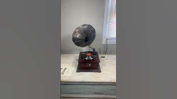 The 1800’s must’ve been crazy cuz I can’t even imagine using this for my favorite songs #gramophone