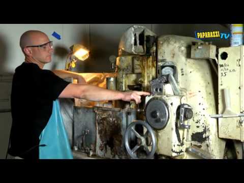 ის უბრალოდ ხატავს ხაზებს მინის ნაჭერზე... რასაც ის ქმნის, გენიალურია!