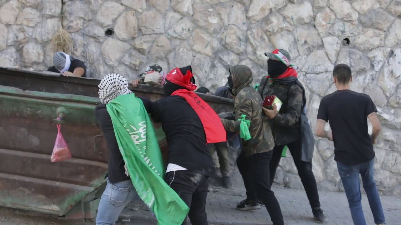 آلاف الفلسطينيين يشيعون جثمان شهيد قتلته إسرائيل