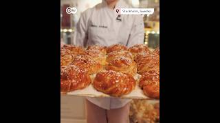 Why do Swedes love cinnamon rolls so much?
If you ask Swedes what’s the best smell in the world, they’d supposedly say: freshly baked cinnamon rolls. Here’s how to bake them:
#shorts #Sweden #cinnamon
Subscribe to DW Food:
https://bit.ly/DWFood_Sub Why do Swedes love cinnamon rolls so much?