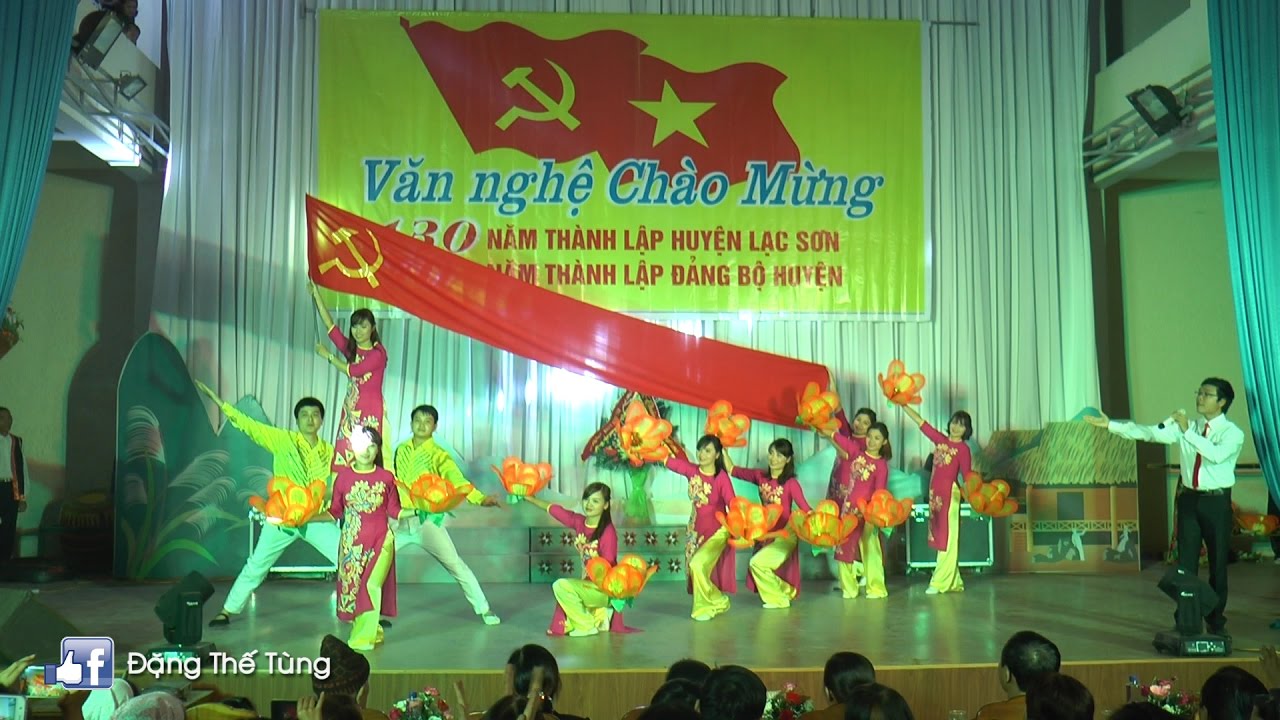 Lá cờ Đảng - Văn Hạnh và tốp múa Chân Ngắn biểu diễn - YouTube