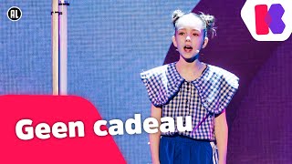 🎵Geen cadeau - LIVE bij DE GROTE SHOW - Kinderen voor Kinderen