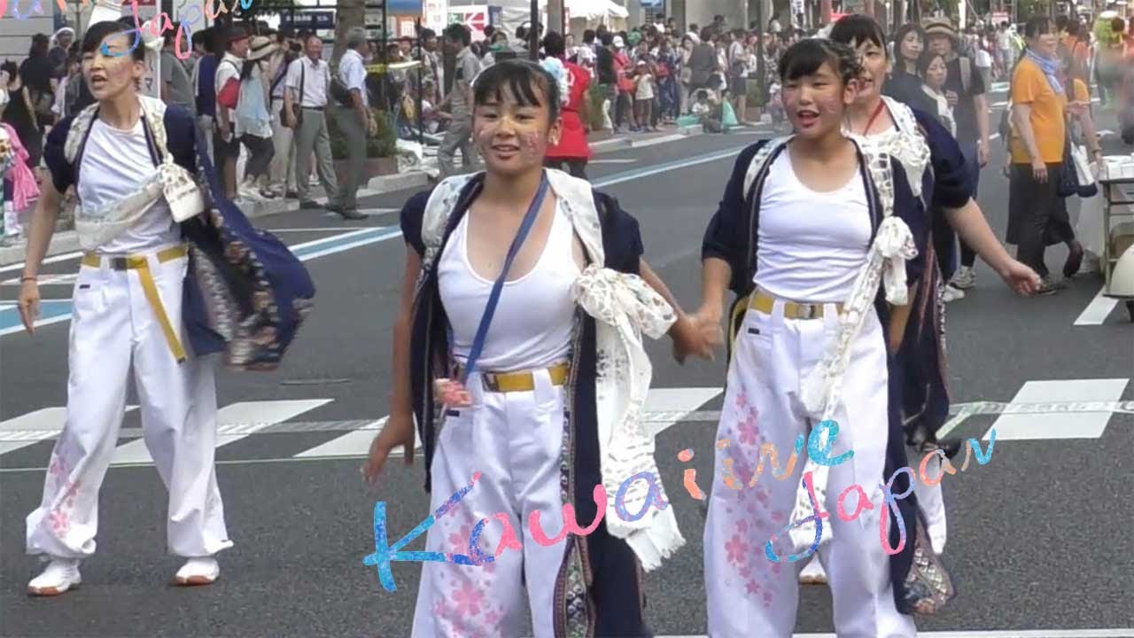 白に桜が映える、かわいい踊りっ子