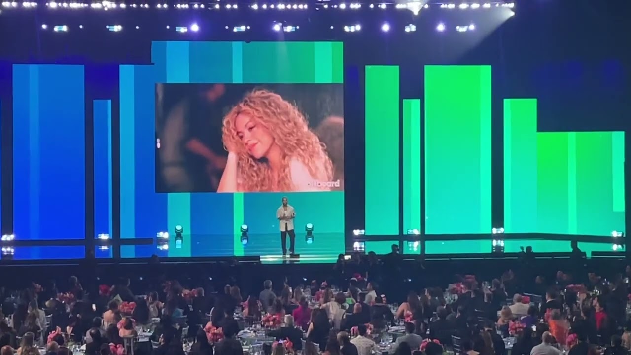 Gala Billboard premia a @Shakira como mujer del año. Video propio.