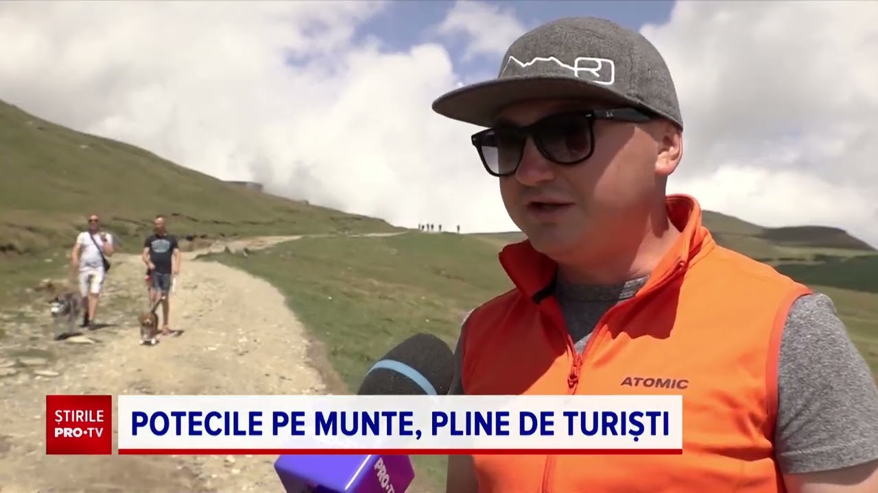 Cărările de la munte s-au umplut cu turiști dornici de răcoare și peisaje copleșitoare