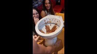 El vídeo de las personas que comen en la taza de baño