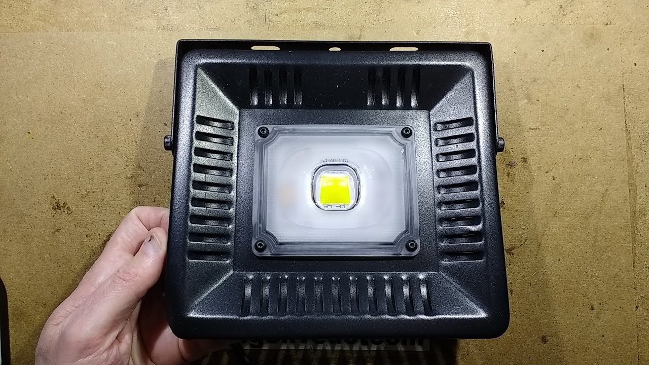 Внутри сверхтонкого светодиодного прожектора мощностью 50 Вт.