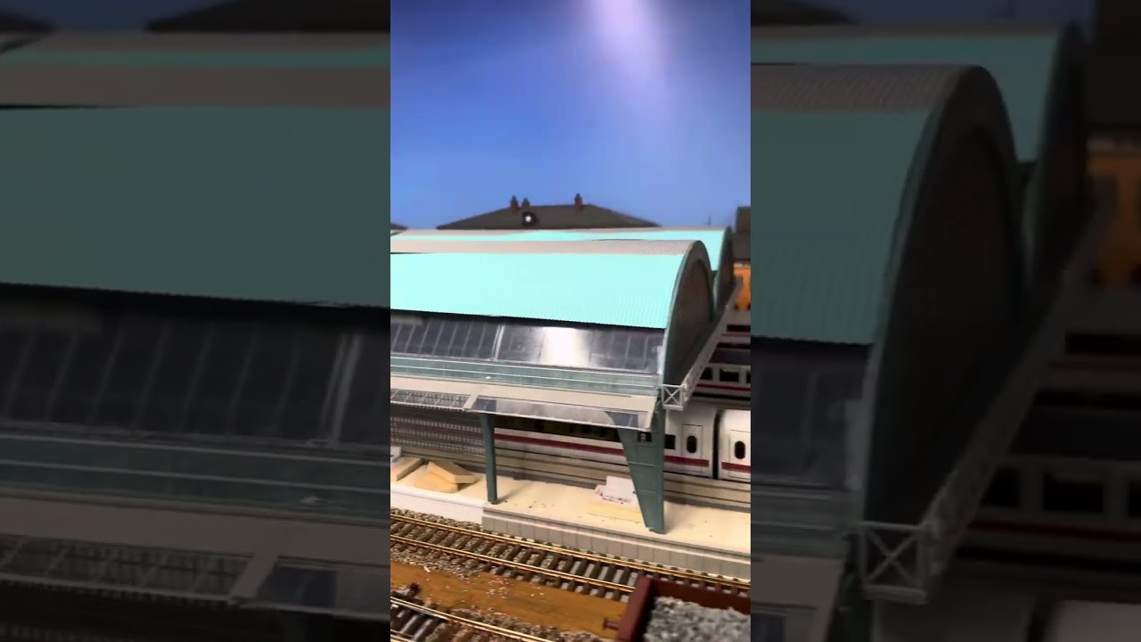 Moderne, flexible Bahnsteigkanten der Epoche VI in H0 werden fixiert