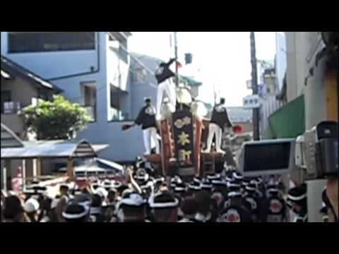 å²¸åç°ã ãããç¥­ã 2009 9æç¥­ç¤¼ å²¸åç°æ§å¸å°åºç´å·è¡éSå­ã«ã¼ãï¼å ºçºå°è»ä¼é¤¨åï¼ã§ã®æ åã§ãã å¤§æçºãï¼çºãç´å±çºãåçºãä¸­çºãããããï¼çºãä¸çºãå®®æ¬çºãå ºçºãæ¬çºãå¤§åçºãï¼çºãå¤§å·¥çºãä¸éçºãç­æµ·çºãä¸­åçºãåçºãããããï¼çºã§ãã The Kishiwada Danjiri Festival, held in Kishiwada, Osaka, is one of the very dangerous with most famous Danjiri Matsuri in Japan. The Danjiri Matsuri, (float festival) is said to have its origin in the Inari Matsuri held in the 16th year of the Genroku era(1703). With 300 years of tradition and all of Kishiwada behind it, the Kishiwada Danjiri Matsuri is proudly held in September each year. From 2006, Kishiwada Danjiri Matsuri is held on the Saturday and Sunday before Respect for the Aged Day. Working both front and rear levers in unison, Danjiri teams literally skid their heavy Danjiris around each street corner. Done quickly to the beat of drums and shouts of the pulling team, corner turning is one of the most dramatic elements of the festival. Kishiwada Danjiri Festival is awesome Danjiri Matsuri in Japan. I like this festival. Shall we go?