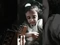 عمر البسه أكلت العصفورات شاهد طفلة تبكي بحرقه علي عصفوراتها الذي اكلتهم القطة 