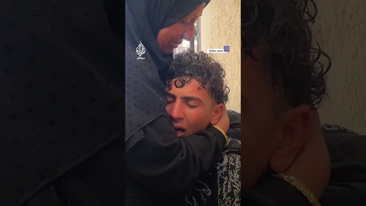 أم فلسطينية تواسي ابنها بعدما استشهاد ابنها الثاني جراء قصف إسرائيلي جنوبي قطاع غزة