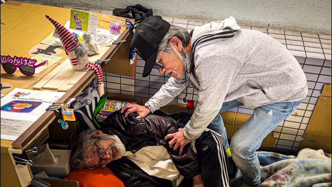 【緊急】67歳のホームレスの近所に住んでいる仲間が倒れてしまいました…
