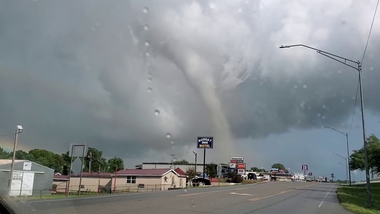 Deadly Tornado Hits Oklahoma Town of Madill - YouTube