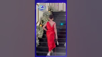 Lộ Lộ diện đầm đỏ rực, bước xuống xe đầy sang chảnh đội mưa đến dự đám cưới Anh Đức.