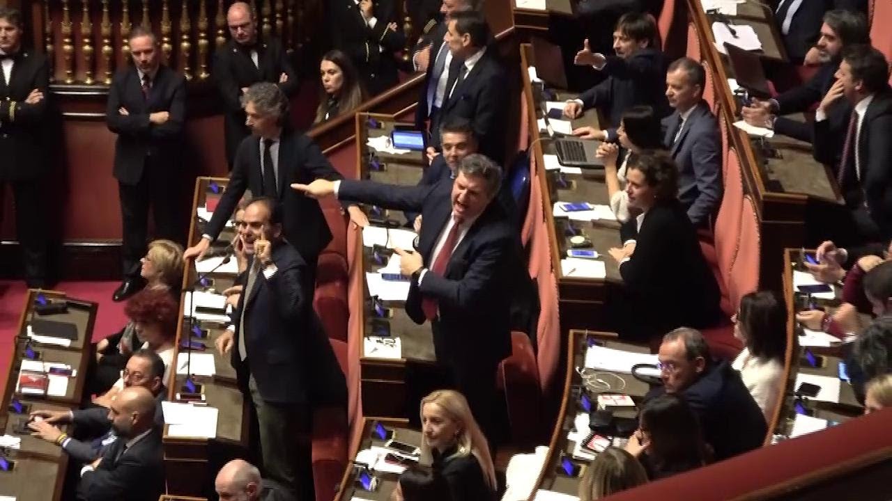 Manovra, slitta il maxiemendamento e scoppia la bagarre. Bernini: 