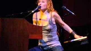 Tori Amos - Pianoman (Billy Joel cover) - HQ audio chords