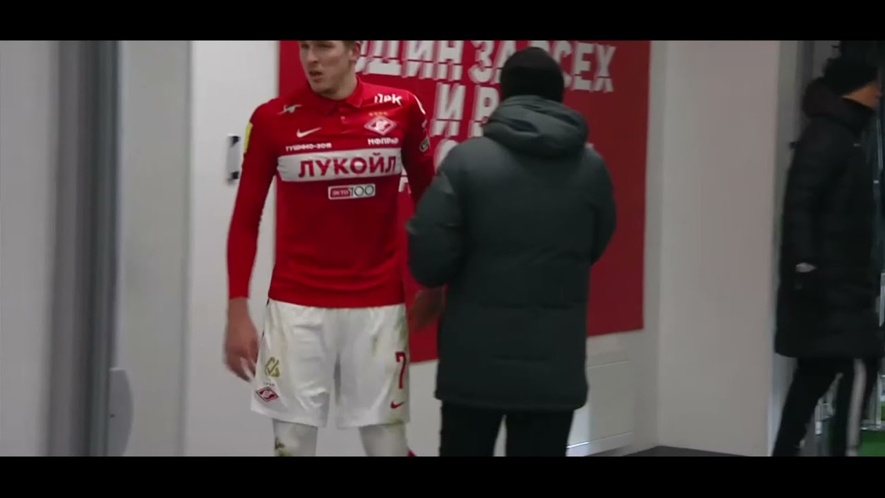 Александр Соболев ругается после удаления в матче с Ахматом