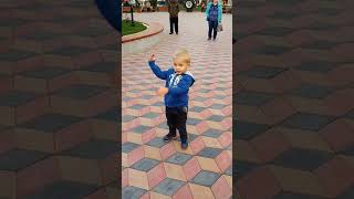 Обложка Русский мальчик танцует под казахские песни Обложка Русский мальчик танцует под казахские песни
