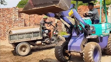 Máy xúc Komatsu A20 múc cát lên công nông