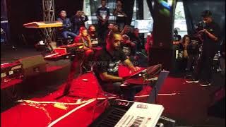 PARA PESERTA KOPDAR KEYBOARDIST HISTERIS KETIKA SALEEM ABDULLAH MENIUP BREATH CONTROLLERNYA..