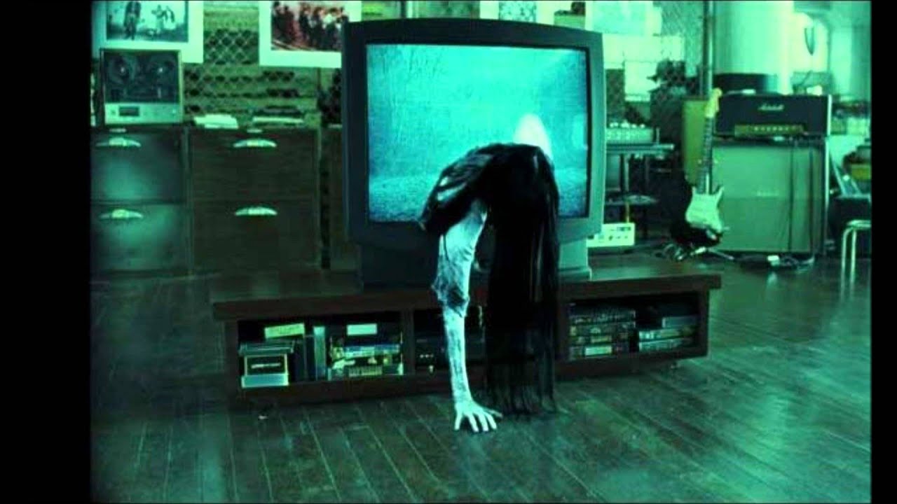 Девушка вылезает из телевизора