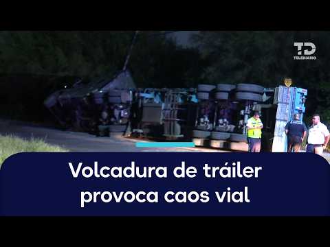 Vuelca tráiler con 36 toneladas de acero en Apodaca