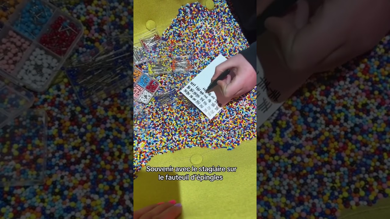 Mon stagiaire m'aide &agrave; mettre les &eacute;pingles sur le fauteuil !