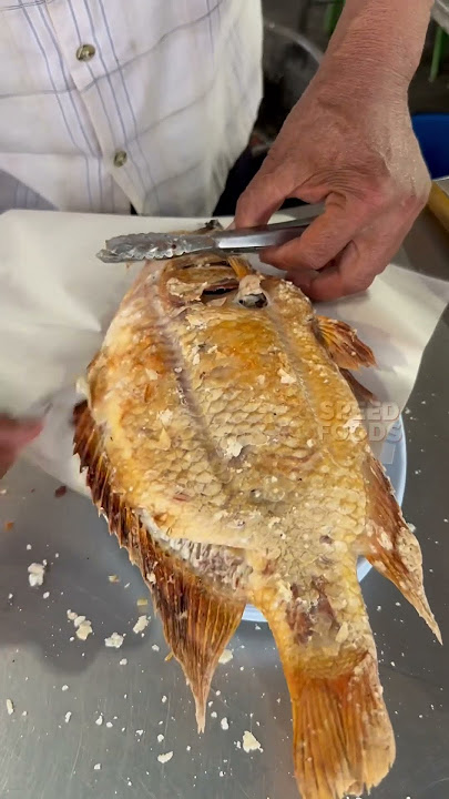 Ikan nila merah raksasa bakar dengan garam 📍Maharaja Ikan bakar Provinsi Chonburi
