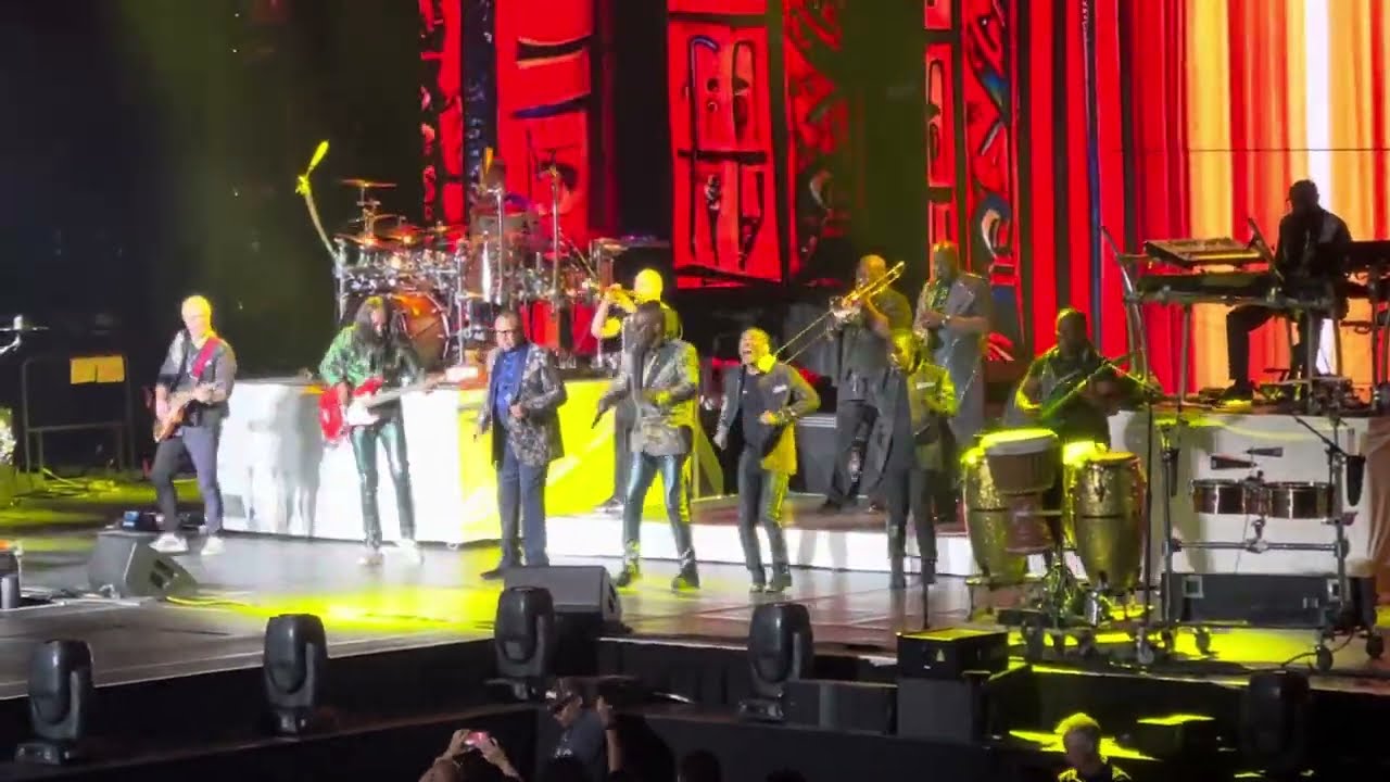 Earth Wind & Fire - Sing a Song - Live New York City 8/14/23