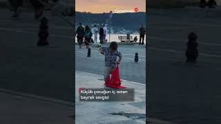 Küçük Çocuğun İç Isıtan Bayrak Sevgisi