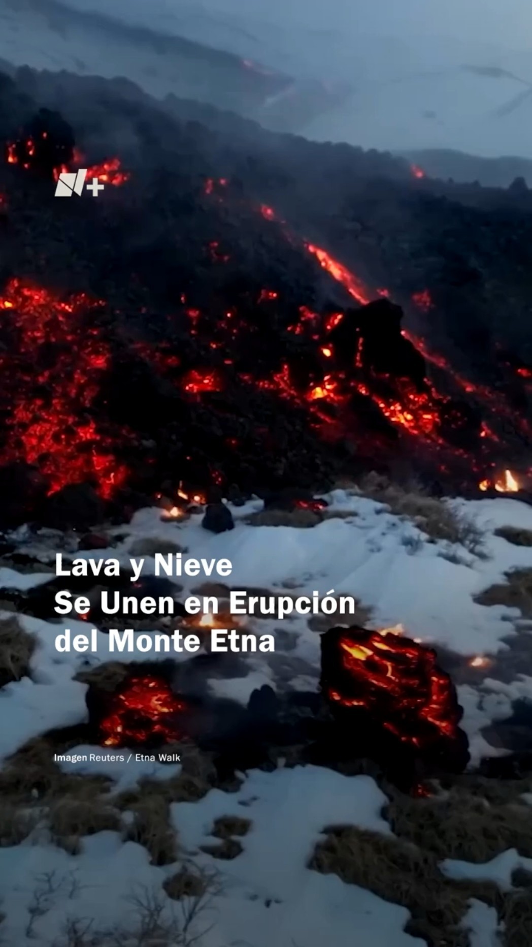 Erupción del Monte Etna: Lava se encuentra con la nieve #nmas #shorts #italia
