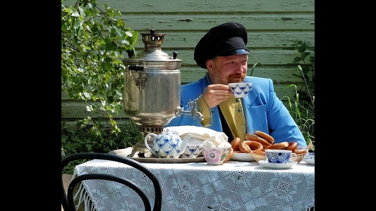 Со своим самоваром. Чаепитие. Чаепитие в России. Деревенское чаепитие. За столом с самоваром