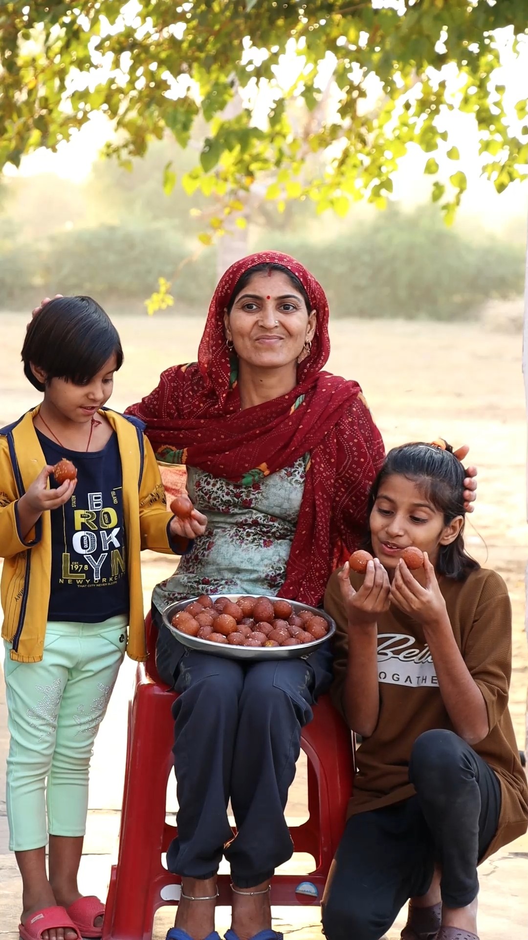 Maa or betiyaan ?? village family #shorts #funny #maa #papa
