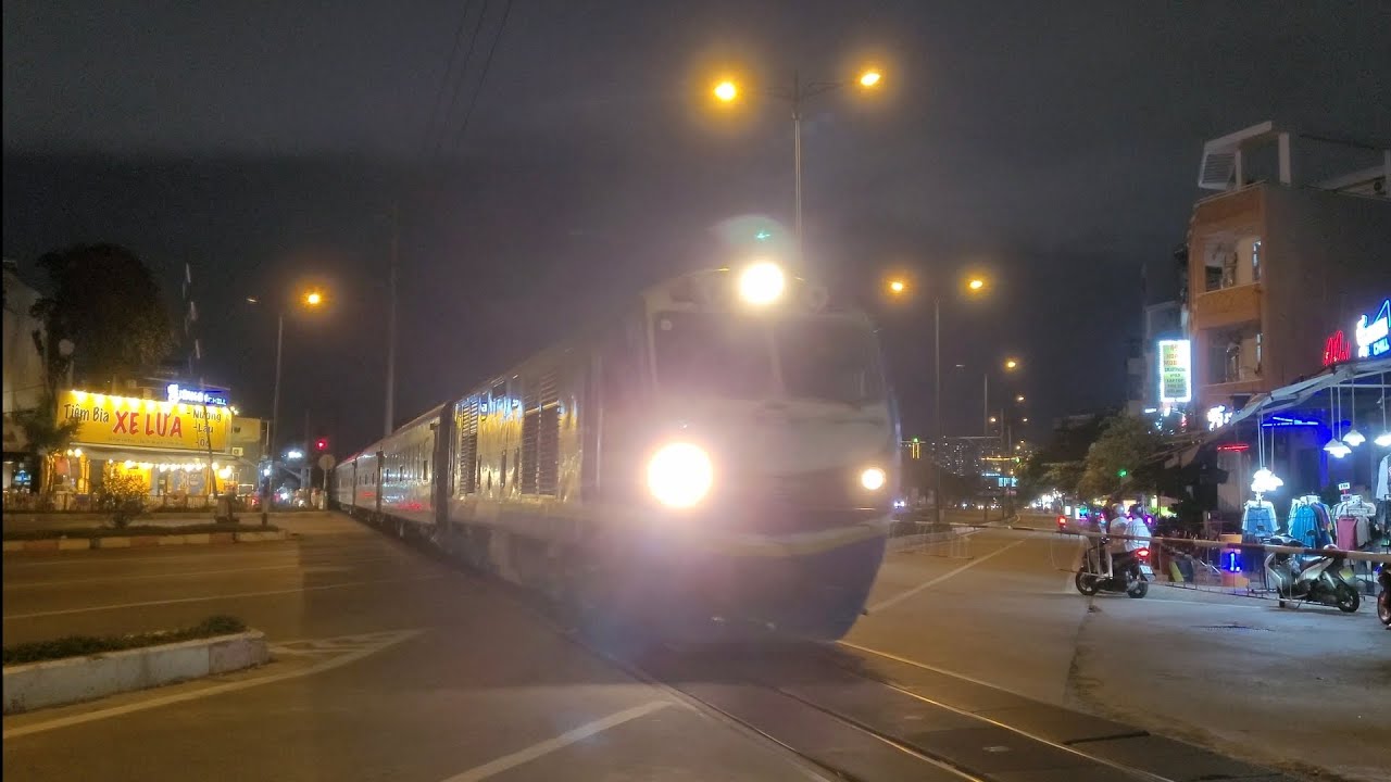 [1200] D19E-961 kéo tàu SNT2 kép D10E-236 đi Nha Trang | 20:08 - 27.06. ...